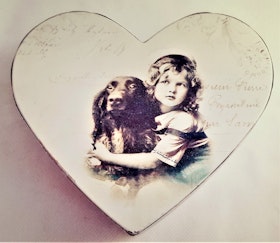 Fin hjärtformad ask med motiv av flicka och hund