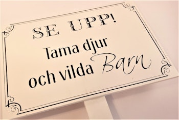 Skylt- Se upp! och Perfekt trädgård