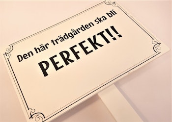 Skylt- Se upp! och Perfekt trädgård