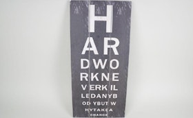 Trätavla med bokstäver, svart, "Hard work never killed anybody but why take a chance"