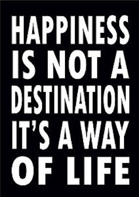 Plåttavla med texten "Happiness is not a destination, it is a way of life". Svart