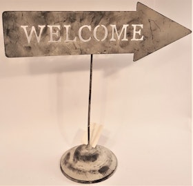 Plåtpil med texten "Welcome".