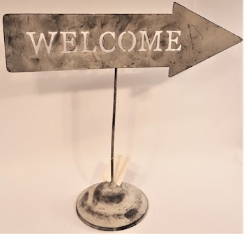 Plåtpil med texten "Welcome".