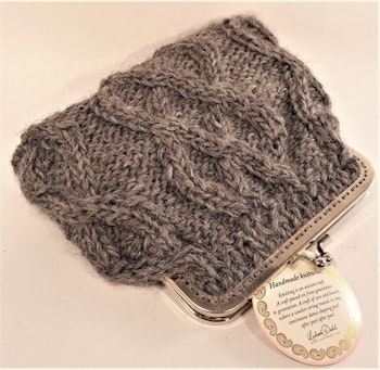 Handgjord stickad sminkväska, design Lisbeth Dahl