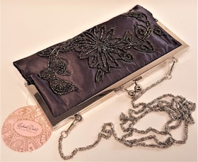 Handgjord svart aftonväska med dekorationer