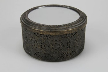 Plåtskrin med genombruten relief,  och spegel i locket, Ann design