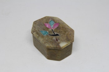 Vacker liten lockask i sten, med blomintarsia i locket, flera formvarianter