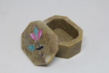 Vacker liten lockask i sten, med blomintarsia i locket, flera formvarianter