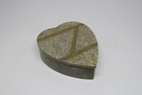 Hjärtformad lockask i sten, intarsia med mässingsränder
