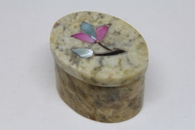 Oval lockask i sten, med blomintarsia i locket