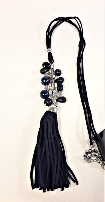 Långt halsband med läderrem med pärlor och tofs i mörkblått