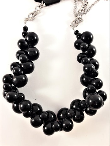 Halsband med stora svarta kulor