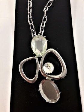 Halsband med Silverfärgade Detaljer och Vita Stenar