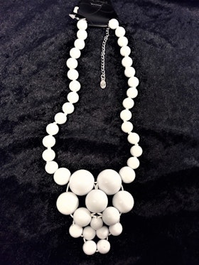 Halsband med stora kulor i vitt