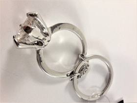 Silverfärgad nyckelring med ring med stor glittrande sten