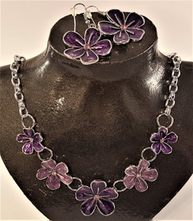 Set med halsband och örhänge med lila blommor