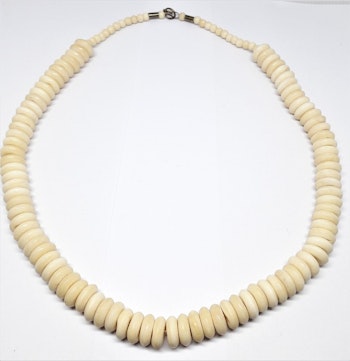 Halsband med rundlar av ben
