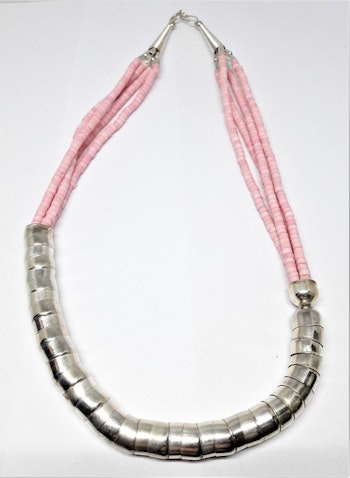 Kort rosa halsband i metall och ben