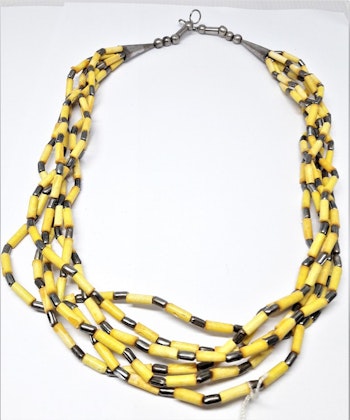 Flerradigt halsband i gult
