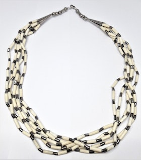 Flerradigt halsband i vitt