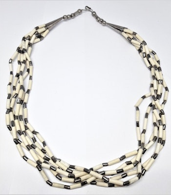 Flerradigt halsband i vitt