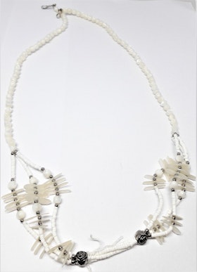 Halsband med vita detaljer och rosor i metall
