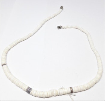 Halsband i ben, vitt och grått