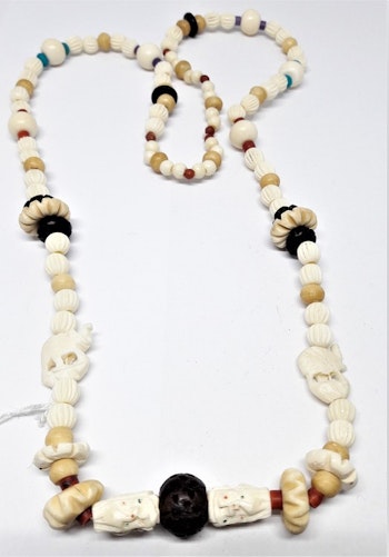 Halsband av ben, olika figurer