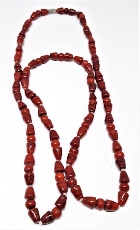 Halsband med röda olikformade stenar