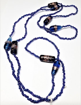 Långt halsband med blå kulor