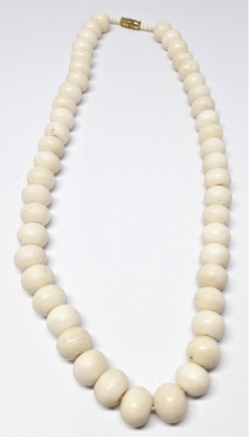 Kort halsband med kulor av ben