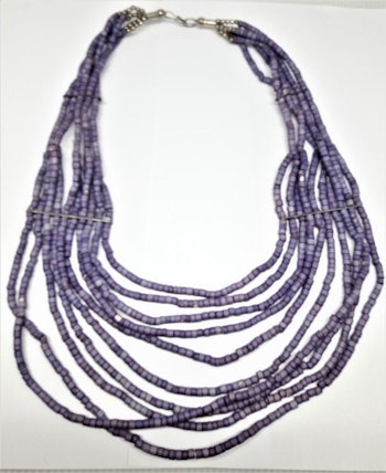 Flerradigt lila halsband i ben