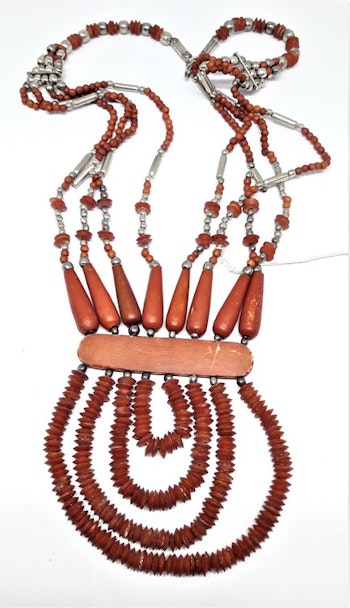 Flerradigt rött halsband i ben och trä