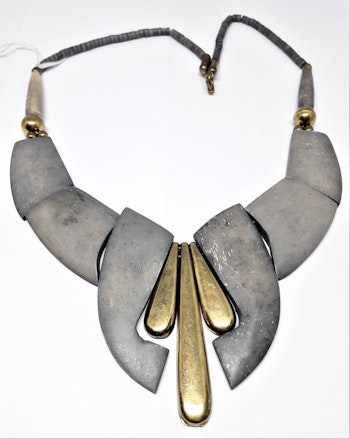 Halsband i ben, grått med gul metall