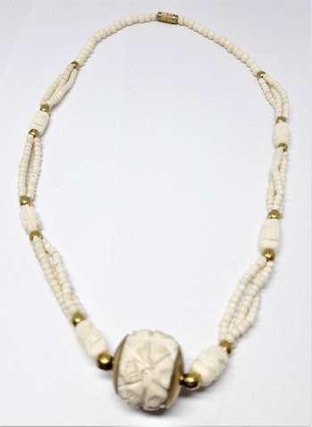 Halsband i ben med kulor i gul metall