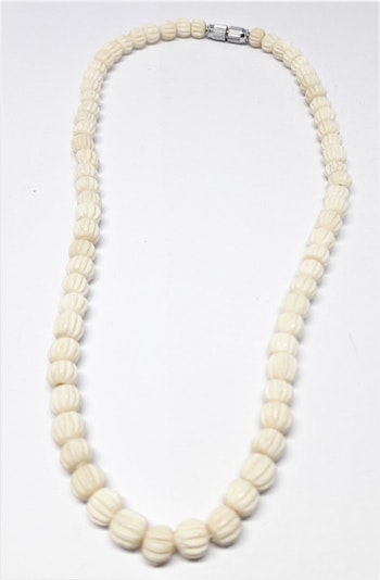 Kort halsband, ben, räfflade kulor