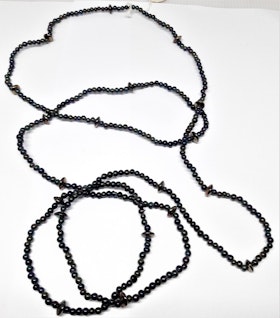 Långt halsband med kulor i blå toner