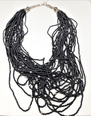 Flerradigt grått halsband av små pärlor, silverfärgad metall