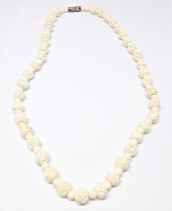 Halsband med utsirade blommor