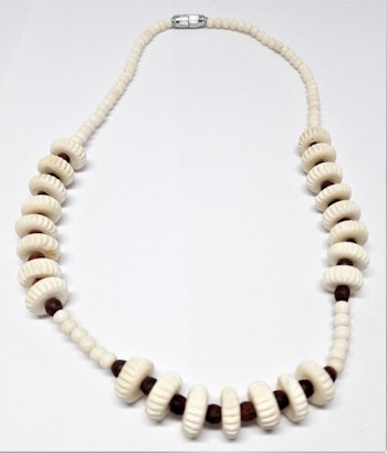 Kort halsband i ben, bruna kulor