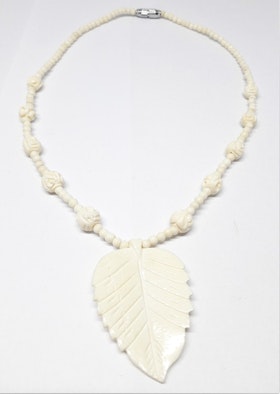 Halsband, med löv och blommor, av ben