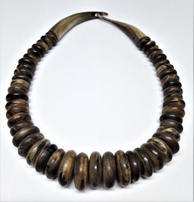 Annorlunda halsband med stora rundlar i brunt