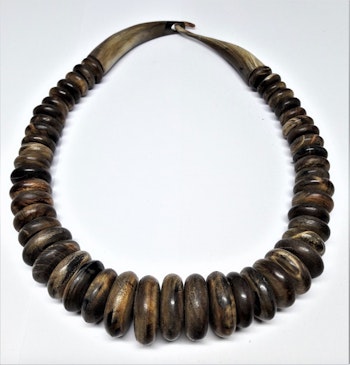 Annorlunda halsband med stora rundlar i brunt