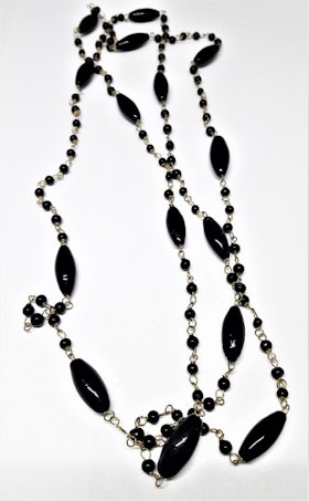 Långt halsband med medelstora ovaler i svart