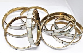 Skimrande, stelt metallarmband