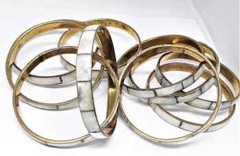 Skimrande, stelt metallarmband