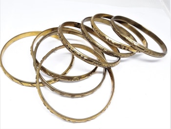 Stelt guldfärgat metallarmband