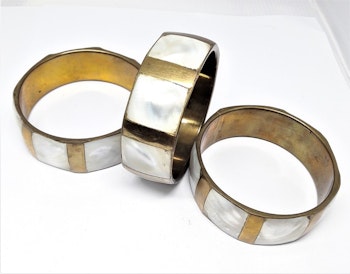 Skimrande, stelt metallarmband, bredare