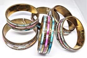 Skimrande, stelt metallarmband, flerfärgat