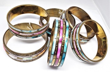 Skimrande, stelt metallarmband, flerfärgat
